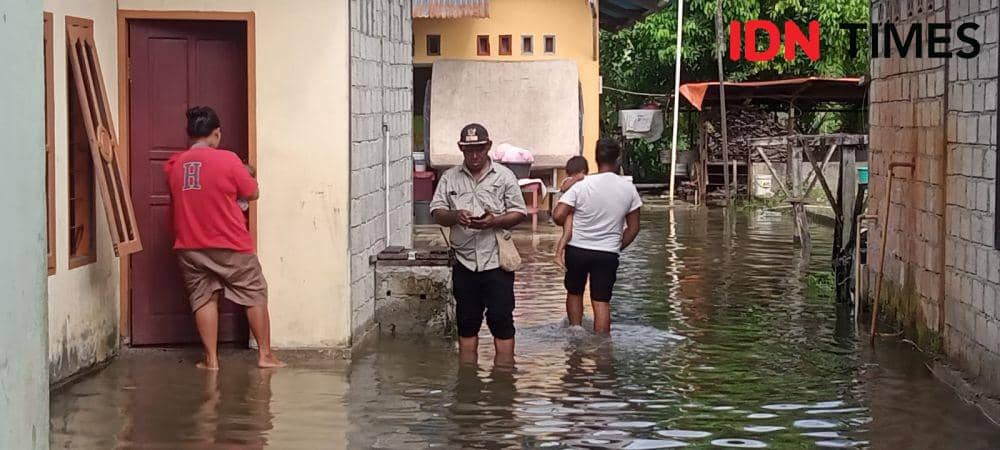 Kepala Kampung Nawaripi saat meninjau langsung warganya yang terkena banjir, IDN Times/ Ricky Lodar