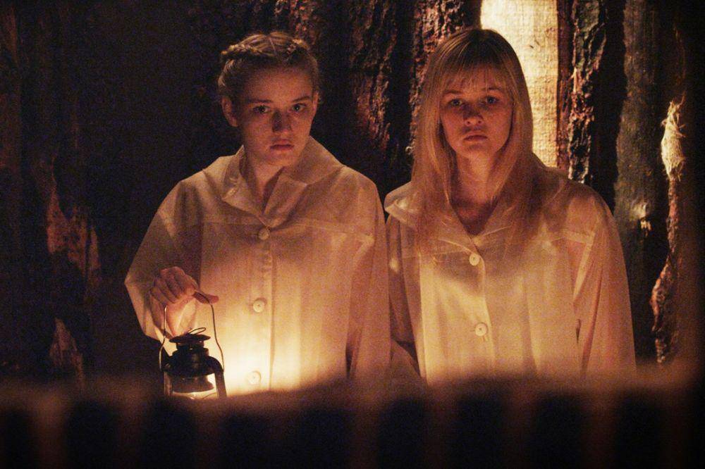 Julia Garner dan Ambyr Childers dalam film We Are What We Are (dok. Entertainment One/We Are What We Are)
