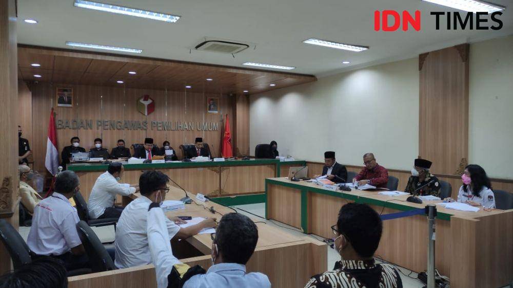 Sidang dugaan pelanggaran KPU di Kantor Bawaslu RI, Jakarta Pusat (IDN Times/Yosafat Diva Bayu Wisesa)