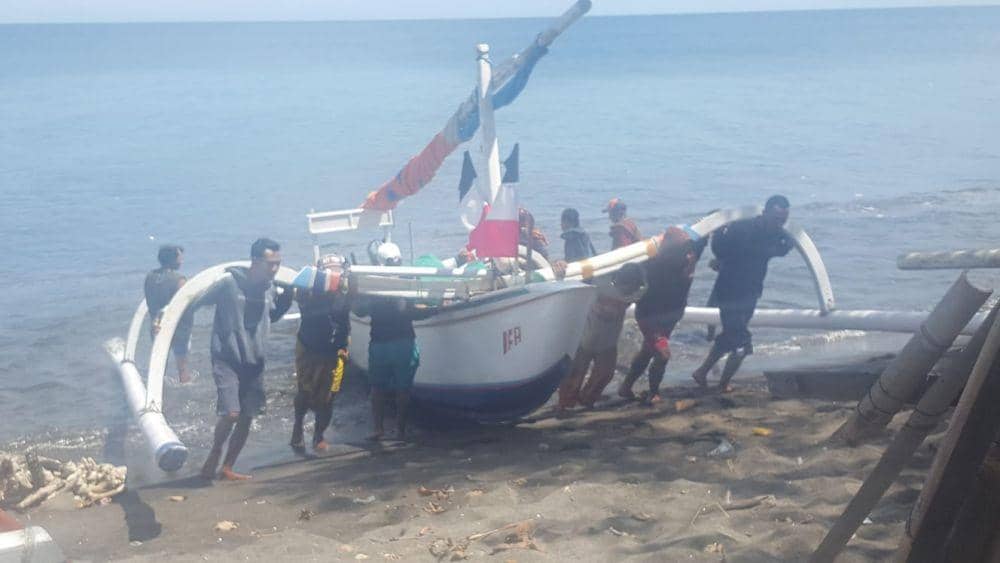 Nelayan di Pantai Mapak Indah Kota Mataram usai pulang melaut. (IDN Times/Muhammad Nasir)
