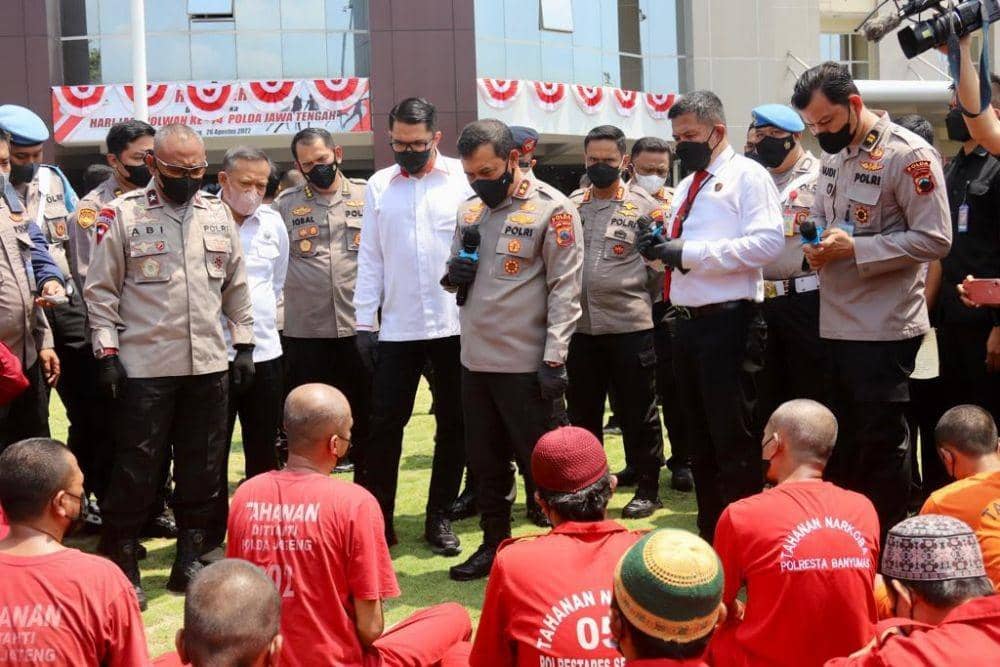 Kapolda Jateng Irjen Pol Ahmad Luthfi saat melihat para bandar dan pengedar narkoba yang ditangkap sejak bulan Januari-Agustus 2022. (IDN Times/bt)