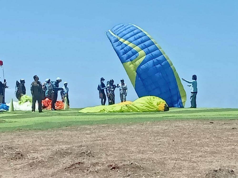 Kejuaraan Paralayang Bali Internasional Paragliding Accuracy Championship (BIPGAC) 2022 dibuka pada Jumat (26/8/2022). (Dok.IDN Times/istimewa)
