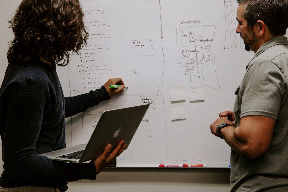 ilustrasi membuat strategi (unsplash.com/@kaleidico)