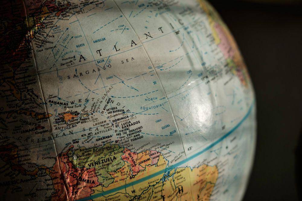 ilustrasi garis khatulistiwa pada bola dunia (Unsplash.com/Kevin Keith)