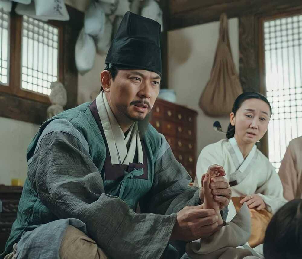 Kim Sang Kyung di drama Poong, The Joseon Psychiatrist (instagram.com/tvn_drama)