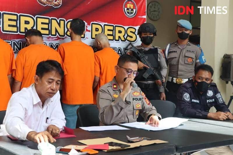Wakapolres PPU, Kompol Nur Kholis didampingi Kasatnarkoba Iptu Iskandar Rondonuwu dan PS Kasubsi Penmas Polres, Aipda Syafruddin berikan keterangan pers (IDN Times/Ervan)