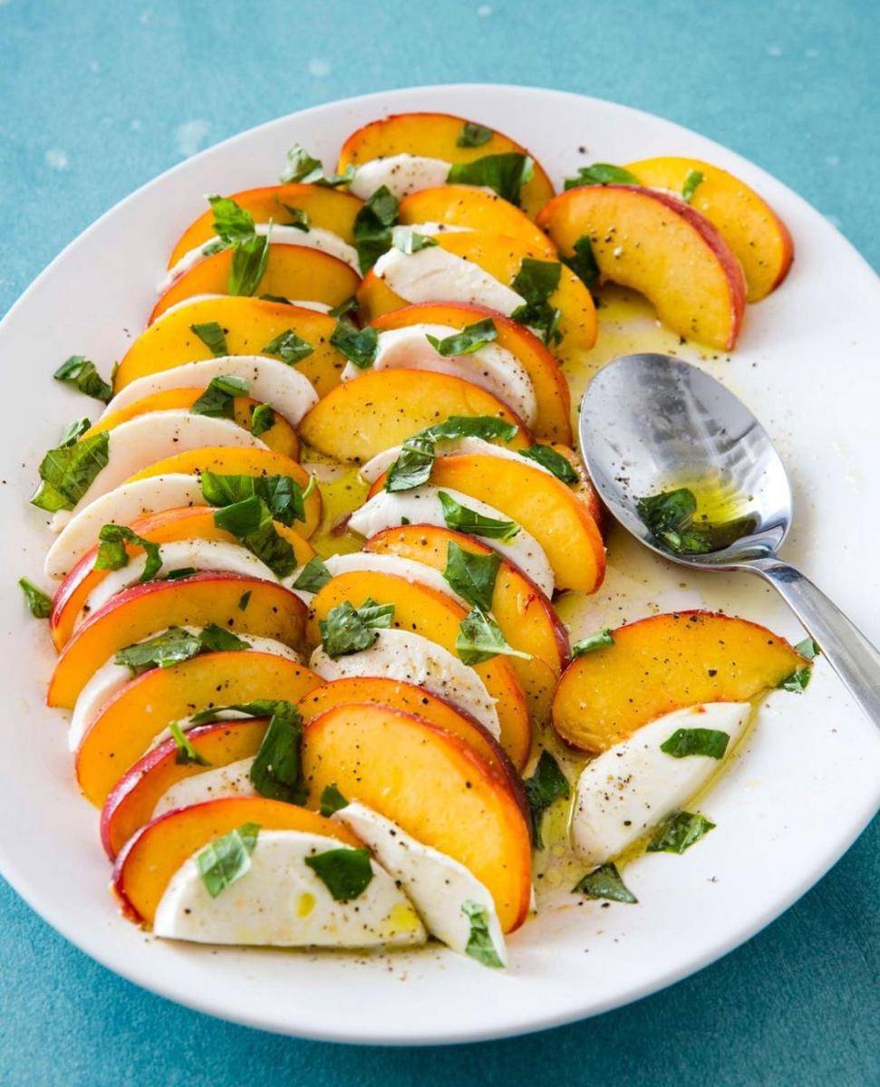 caprese salad dengan buah peach (instagram.com/testkitchen)