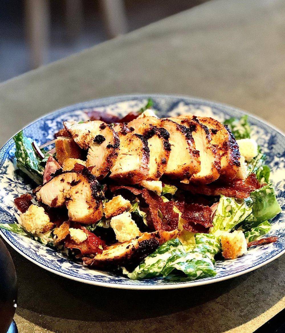 grilled chicken salad (instagram.com/hot.grub)