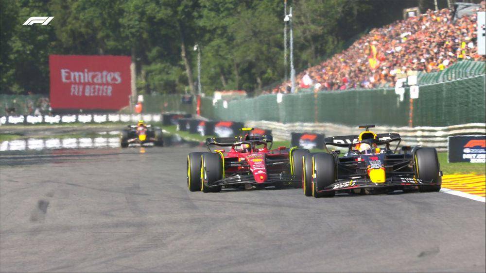 Verstappen menyalip Carlos Sainz pada F1 GP Belgia 2022 (twitter.com/F1)