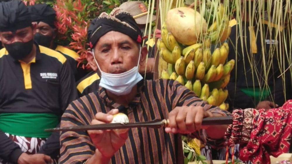 Prosesi jamasan tombak kyai upas. IDN Times/ Bramanta Pamungkas