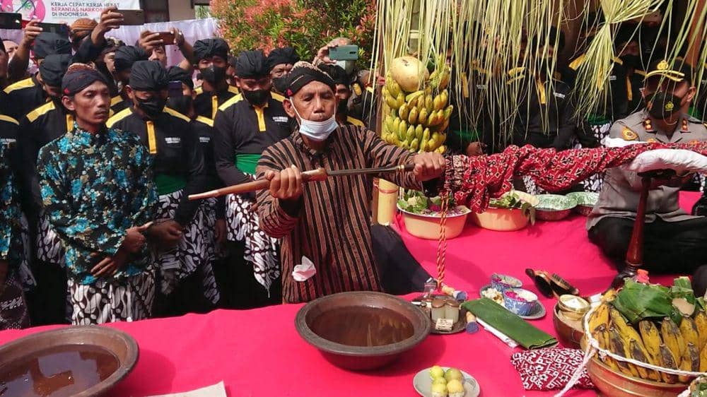 Prosesi jamasan tombak kyai upas. IDN Times/ Bramanta Pamungkas