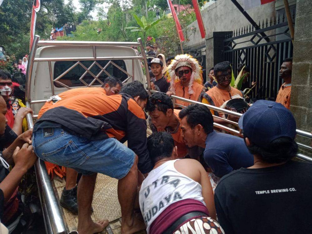 Peserta karnaval saat mengevakuasi korban. IDN Times/ istimewa