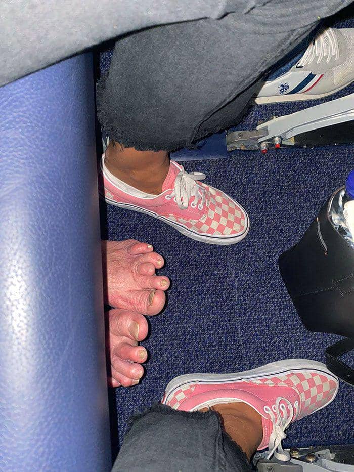 kaki penumpang nyebelin (reddit.com/brownshout)