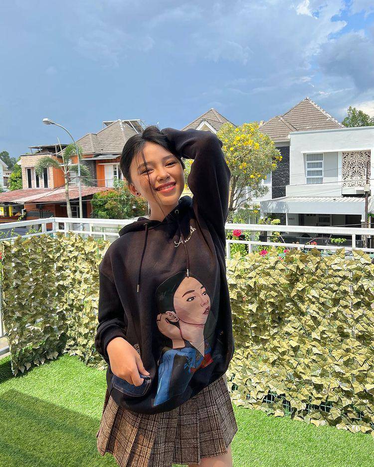 outfit oversized ala artis (instagram.com/aneth.dlc)