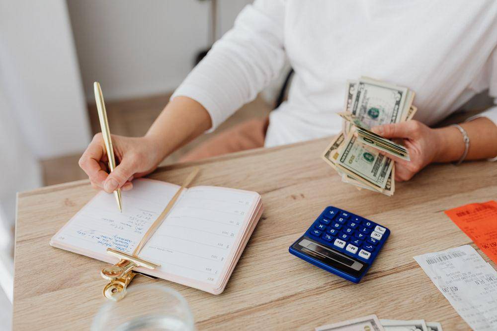 ilustrasi orang budgeting (pexels.com/@karolina-grabowska)