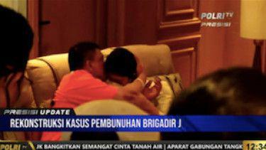 Momen Sambo peluk Putri saat proses rekonstruksi pembunuhan (Youtube/Polri TV)