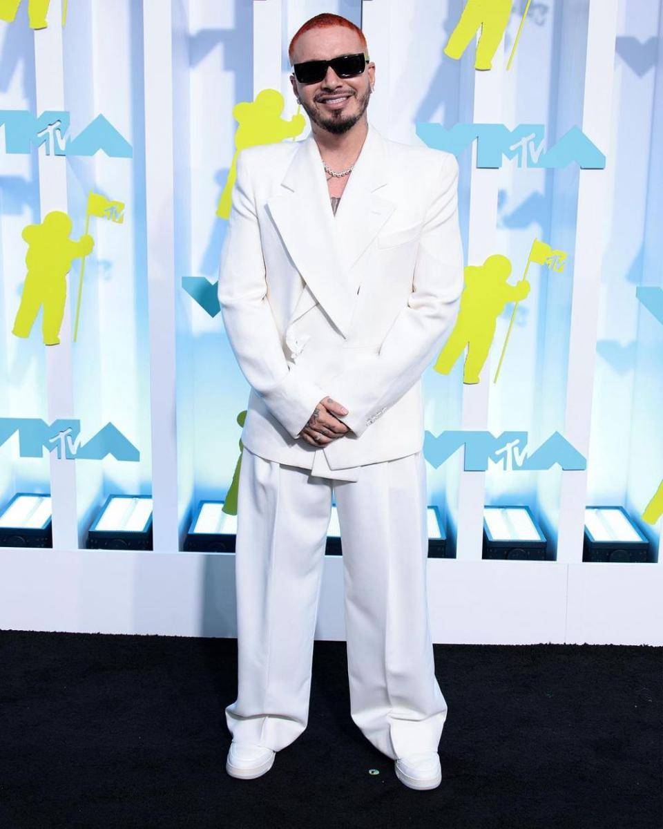 Gaya Seleb Pria di Black Carpet VMAs 2022 (Instagram.com/jbalvin)