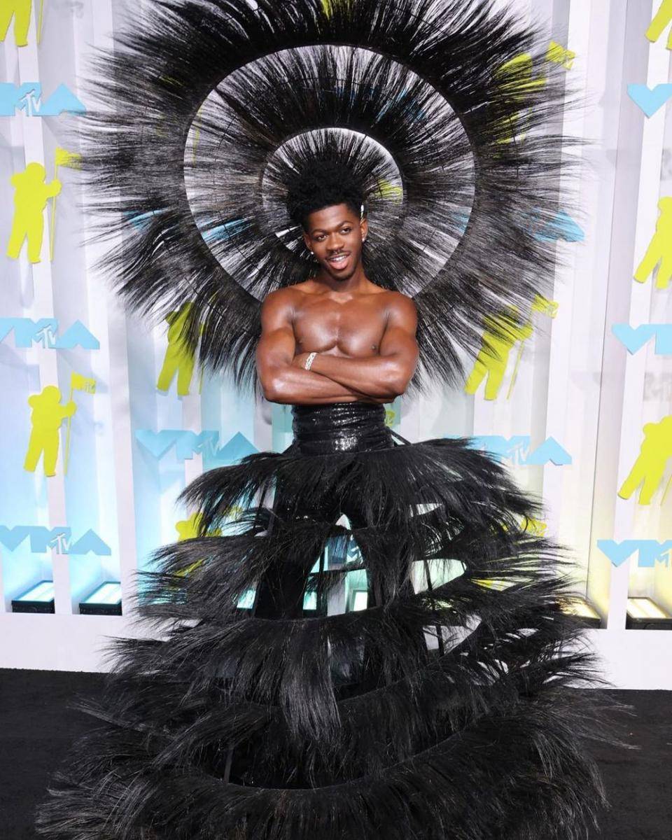 Gaya Seleb Pria di Black Carpet VMAs 2022 (Instagram.com/lilnasx)