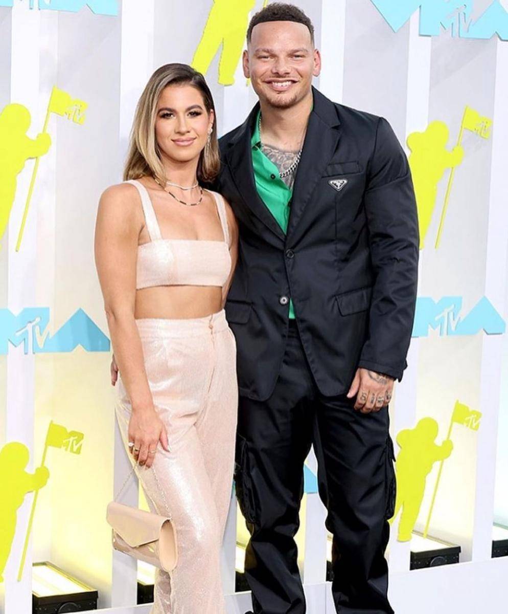 Gaya Seleb Pria di Black Carpet VMAs 2022 (Instagram.com/thebrownfamilyfanpage)
