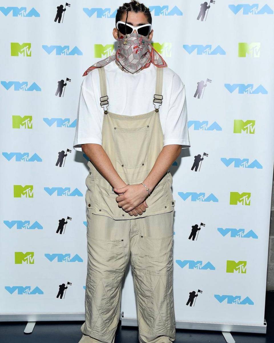 Gaya Seleb Pria di Black Carpet VMAs 2022 (Instagram.com/contodonetflix)