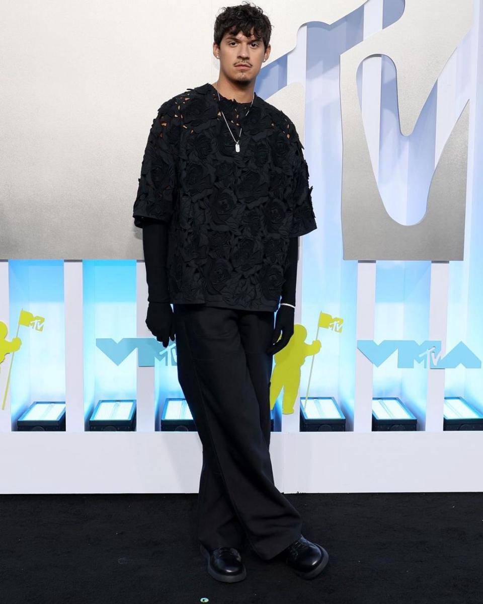 Gaya Seleb Pria di Black Carpet VMAs 2022 (Instagram.com/contodonetflix)