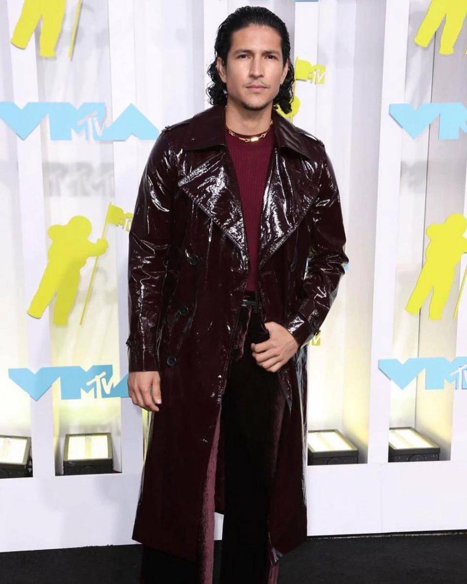 Gaya Seleb Pria di Black Carpet VMAs 2022 (Instagram.com/dannyramirez)