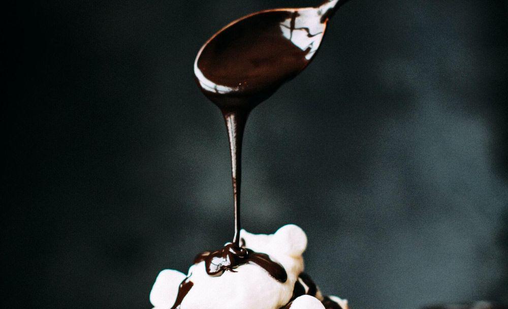 ilustrasi chocolate syrup (unsplash.com/Food Photographer | Jennifer Pallian)