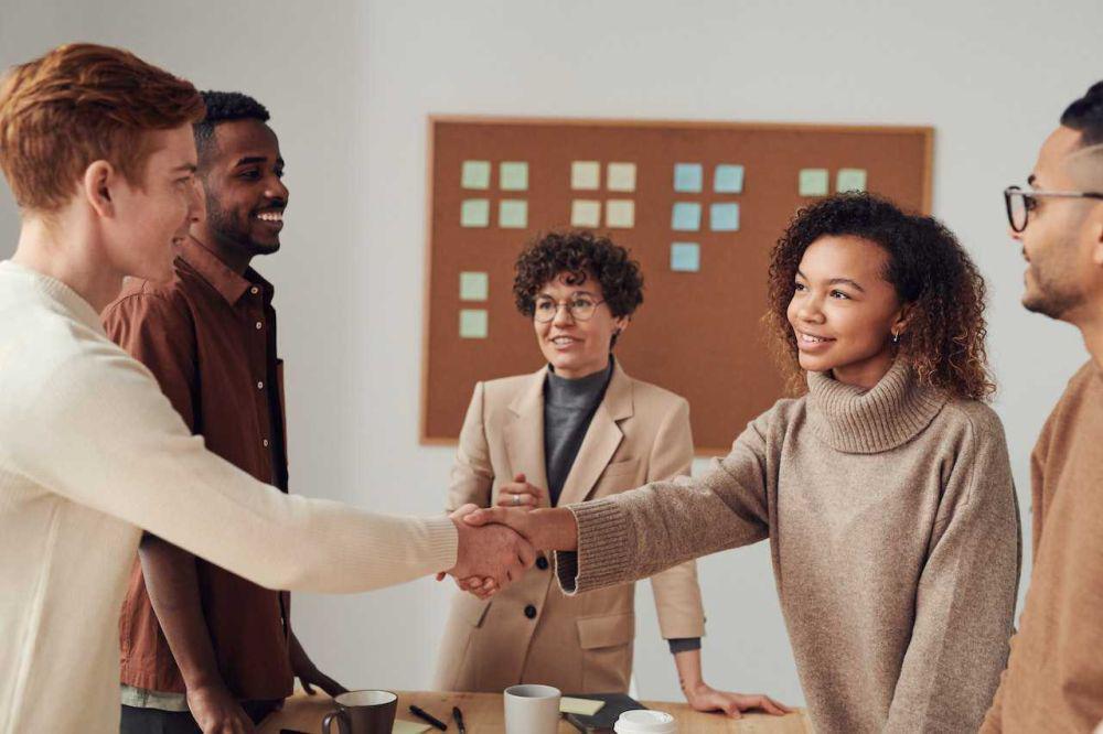 5 Tips Adaptasi dan Berbaur dengan Senior di Kantor Baru, Santai Aja!