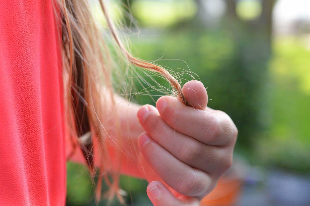 5 Kebiasaan yang Bisa Menyebabkan Rambut Tipis, Jangan Sering Dicatok!