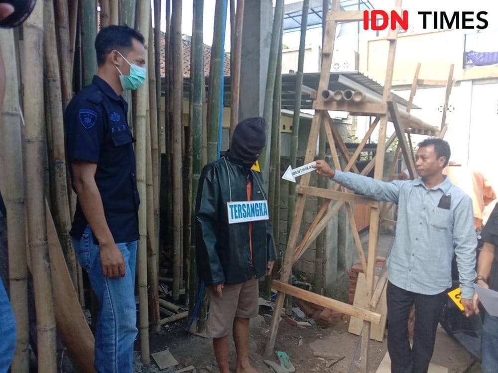 Tersangka Peragakan 27 Adegan Pembunuhan Seorang Guru TK di Lombok