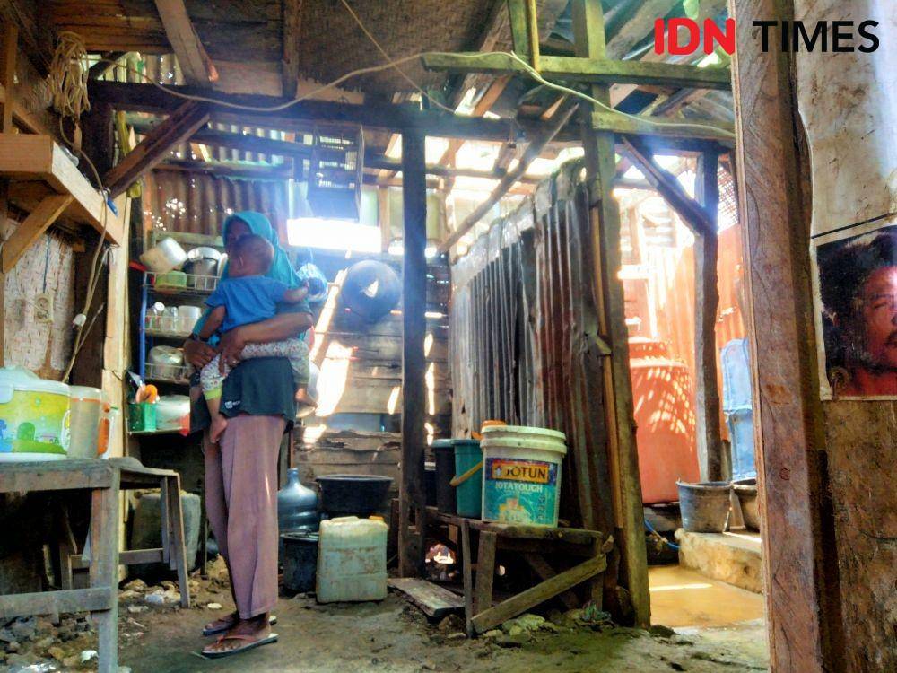 Foto ibu Asia ketika menunjukan bagian dapur rumahnya (IDN Times/Juliadin)