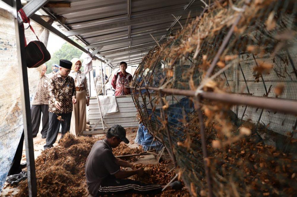 Muba Kembangkan Inovasi Limbah Kelapa Jadi Jok Mobil dan Springbed