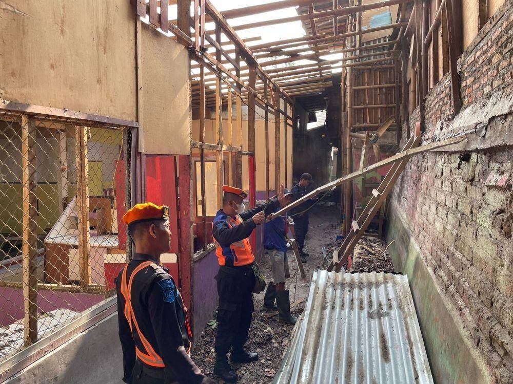 Penertiban dilakukan usai melalui beberapa tahapan yaitu pemberian Surat Perintah Bongkar dan SP-1 hingga SP-3. (Dok. PT KAI).