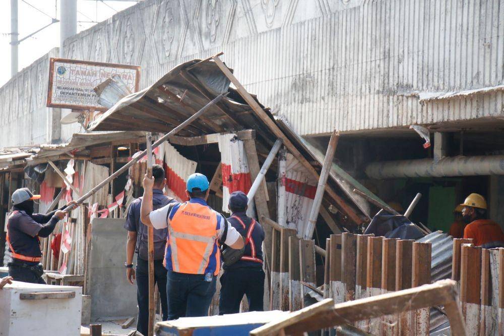 Penertiban didukung TNI dan Polri wilayah Jakarta Timur serta Tim Satker Balai Teknik Perkeretaapian Wilayah Jakarta-Banten (BTPWJB) DJKA Kemenhub.  (Dok. PT KAI).