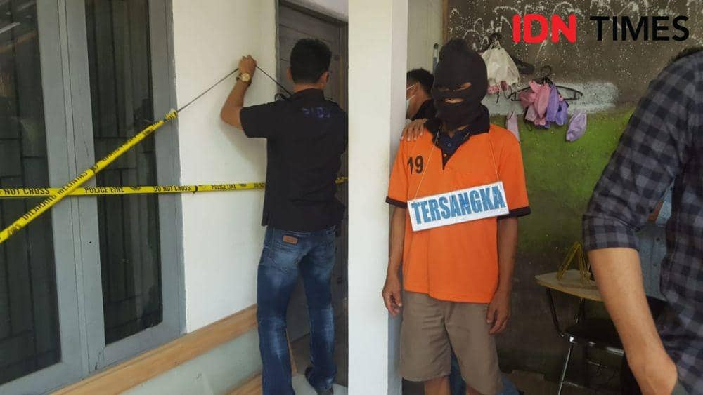 Tersangka S usai rekonstruksi adegan pembunuhan di rumah korban Guru TK. (IDN Times/Muhammad Nasir)