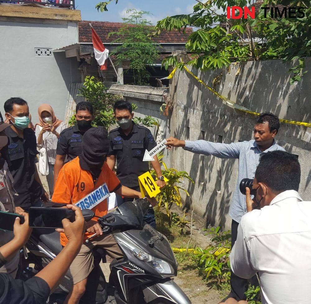 Adegan awal tersangka saat menuju TKP. (IDN Times/ Muhammad Nasir)