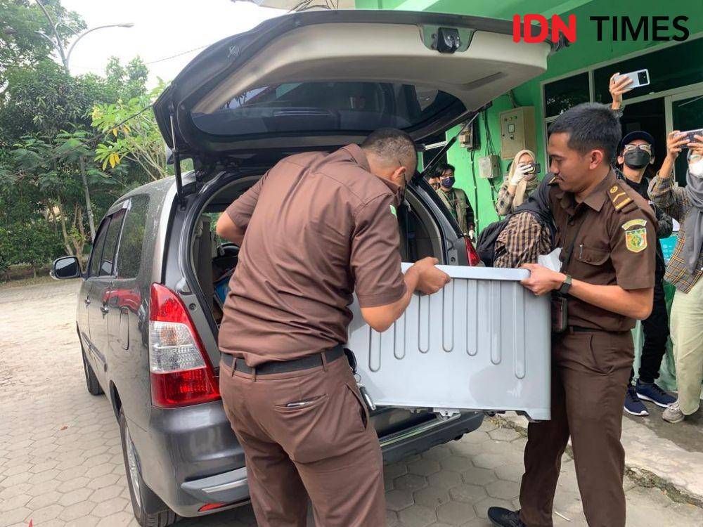 Kejaksaan Tinggi Lampung menggeledah kantor Dinas Lingkungan Hidup (DLH) Kota Bandar Lampung, Selasa (30/8/2022). (IDN Times/Rohmah Mustaurida).