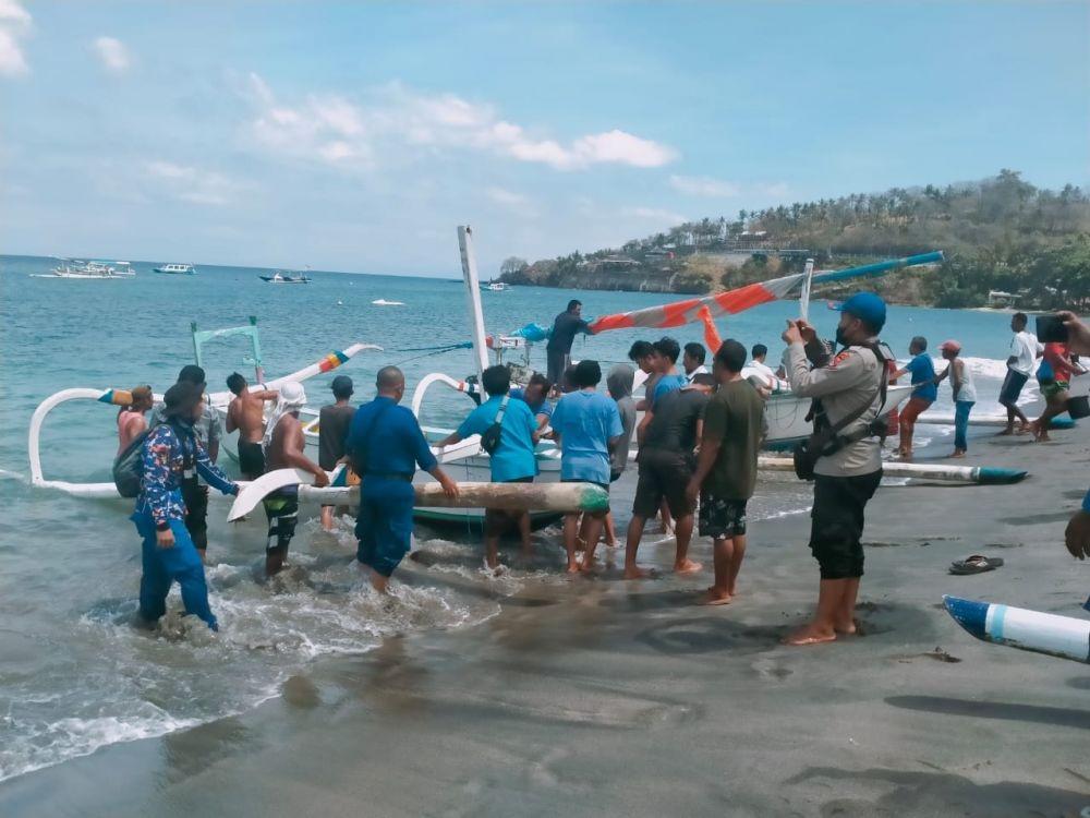 Perahu Nelayan Asal Senggigi Terbalik Dihantam Ombak Setinggi 2 Meter