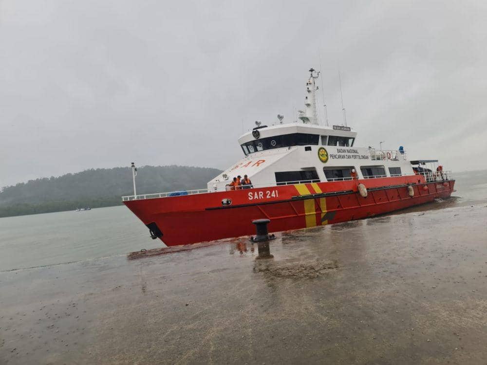 Kapal SAR berlabuh saat cuaca buruk mencari 11 korban tenggelam KM Teman Niaga (dok. Istimewa)