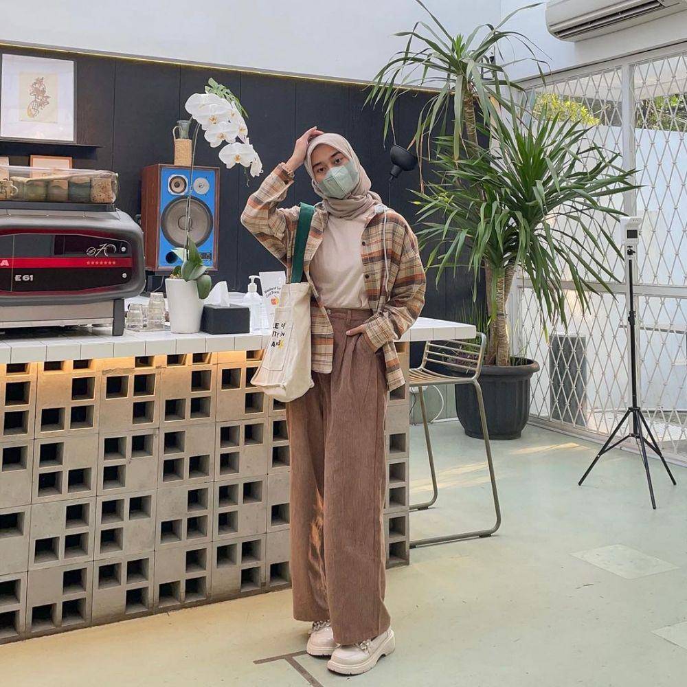 OOTD kemeja kotak-kotak untuk hijab (instagram.com/lintangrainaa)