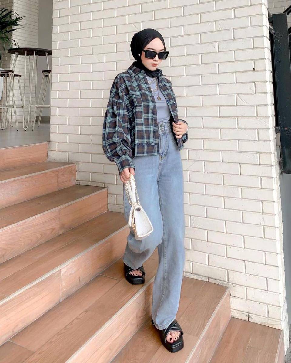 OOTD kemeja kotak-kotak untuk hijab (instagram.com/hanifadl_)