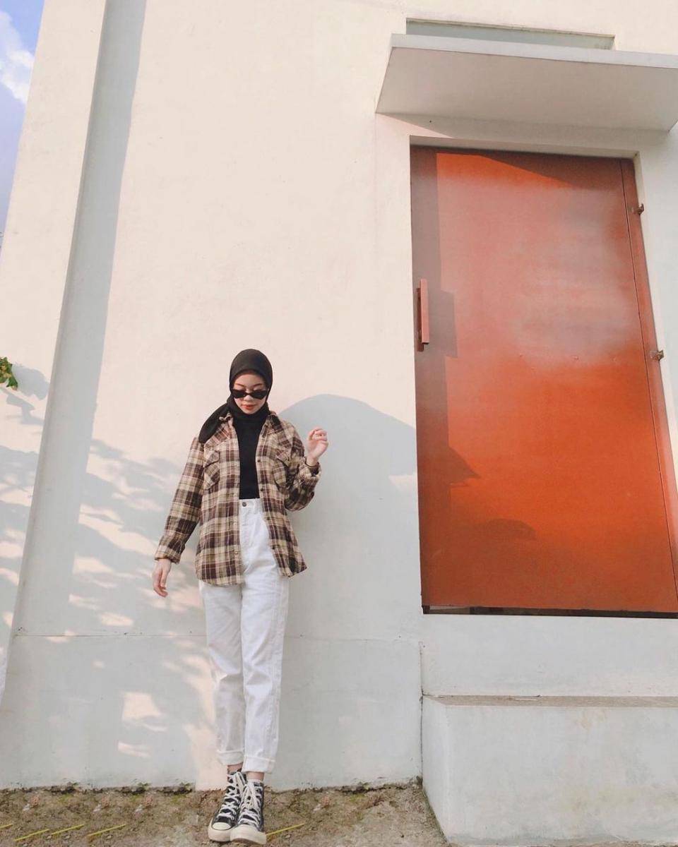 OOTD kemeja kotak-kotak untuk hijab (instagram.com/salmatrip_)