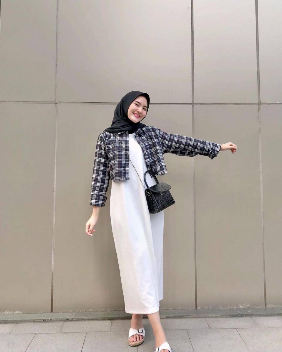 OOTD kemeja kotak-kotak untuk hijab (instagram.com/intanghazll_)