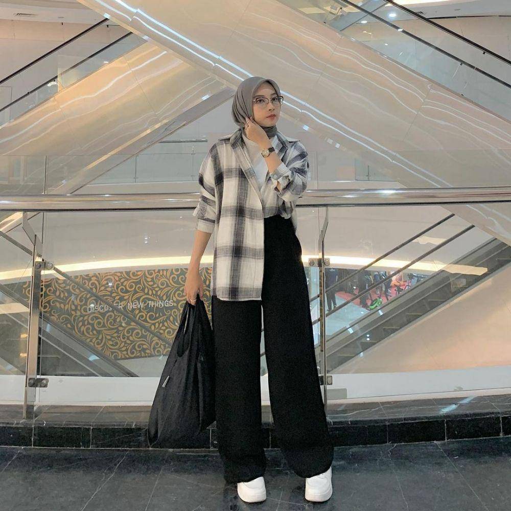 OOTD kemeja kotak-kotak untuk hijab (instagram.com/bellafransiskaa)