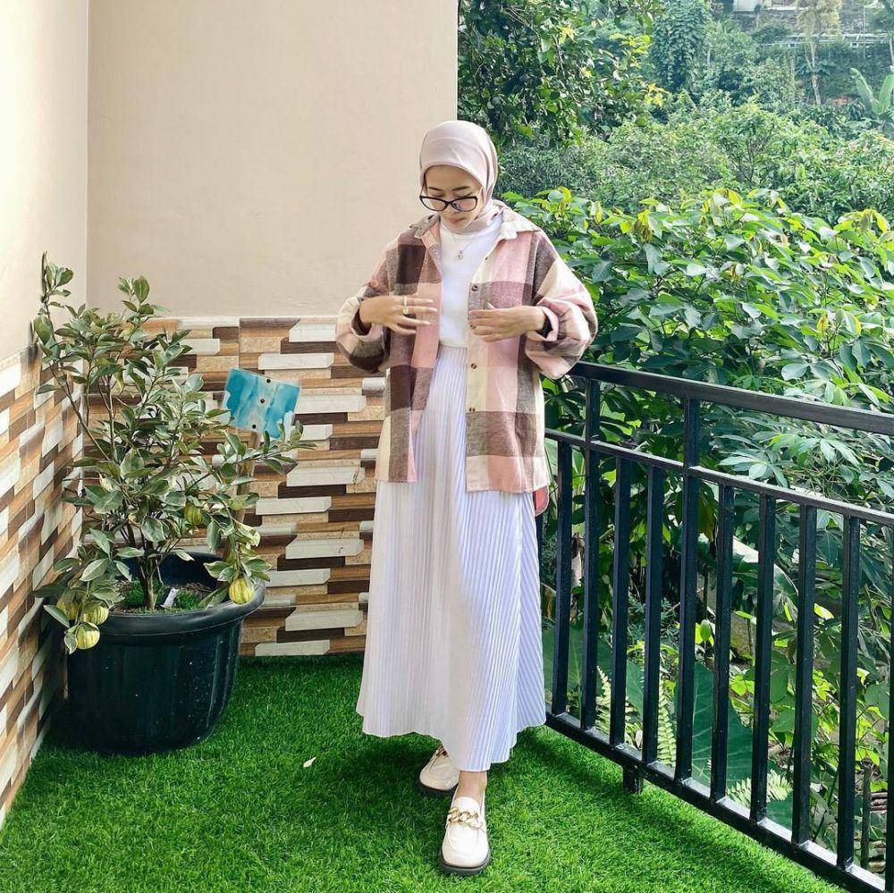 OOTD kemeja kotak-kotak untuk hijab (instagram.com/ayufuziyantii)