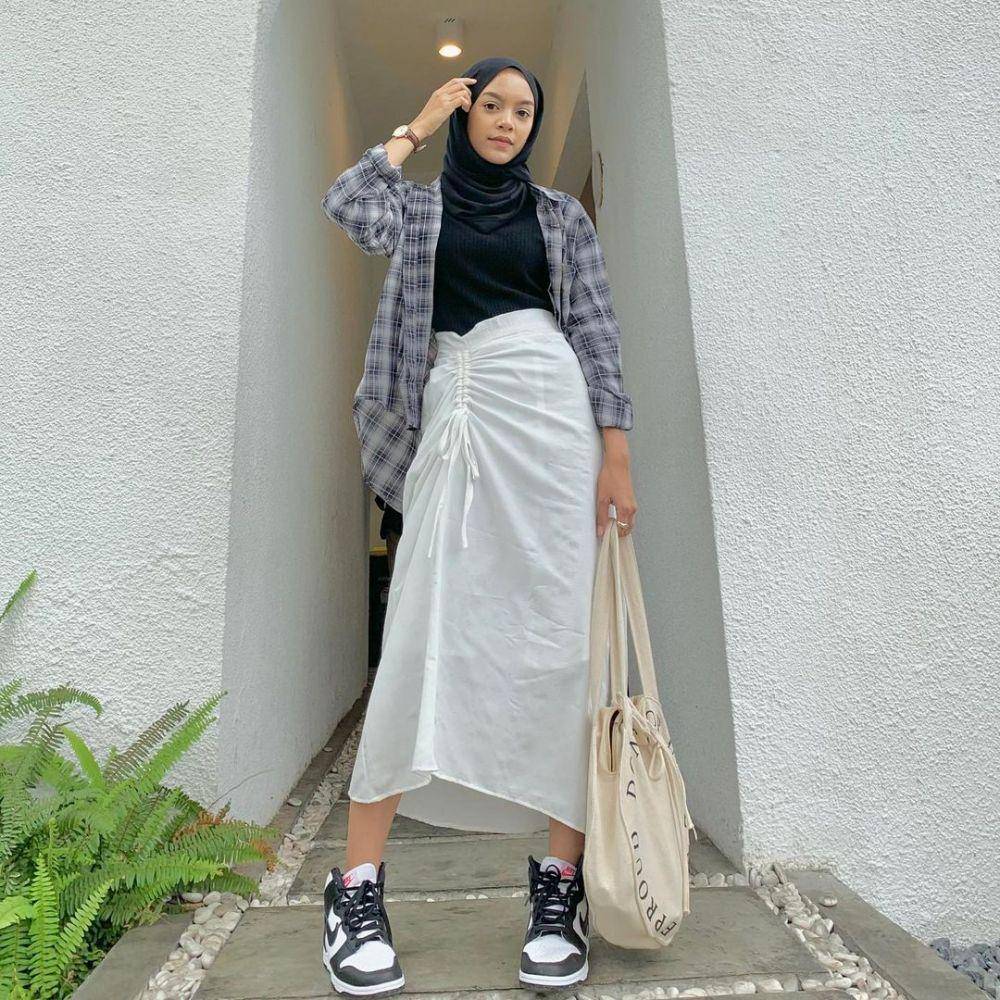 OOTD kemeja kotak-kotak untuk hijab (instagram.com/febiolanabilaa)