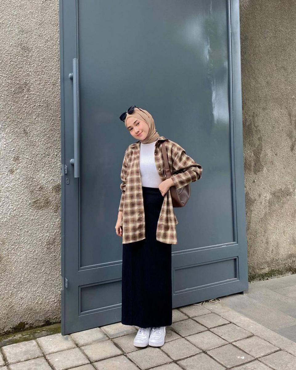 OOTD kemeja kotak-kotak untuk hijab (instagram.com/inikiranaaa__)