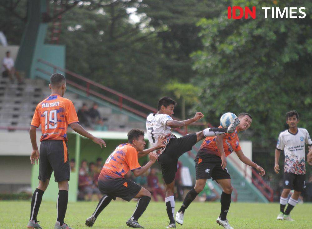 Tuak FC saat berduel dengan Bank Sumut di 8 Besar Bonas Cup 2022 (IDN Times/Doni Hermawan)