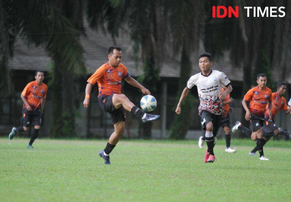 Tuak FC saat berduel dengan Bank Sumut di 8 Besar Bonas Cup 2022 (IDN Times/Doni Hermawan)
