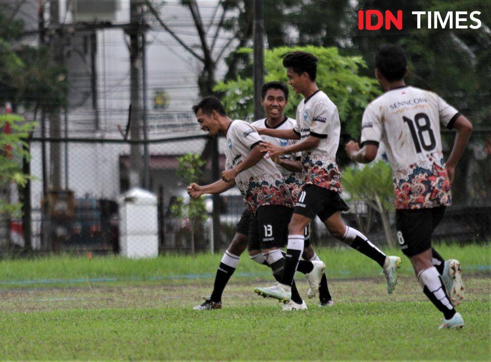 Tuak FC saat berduel dengan Bank Sumut di 8 Besar Bonas Cup 2022 (IDN Times/Doni Hermawan)